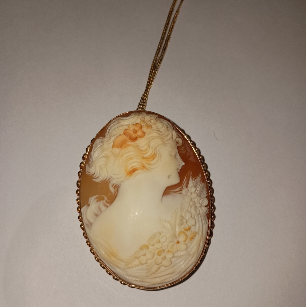14k Gold vintage Cameo Brooch/pendant with Necklace. Stamped 14k